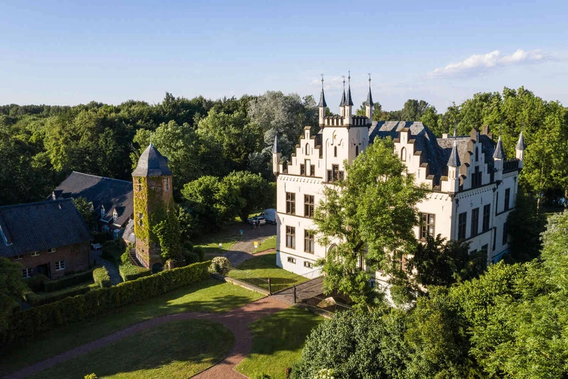Blick auf das historische Wasserschl&ouml;sschen in M&ouml;nchengladbach, Standort der Oberberg Fachklinik Wasserschl&ouml;sschen