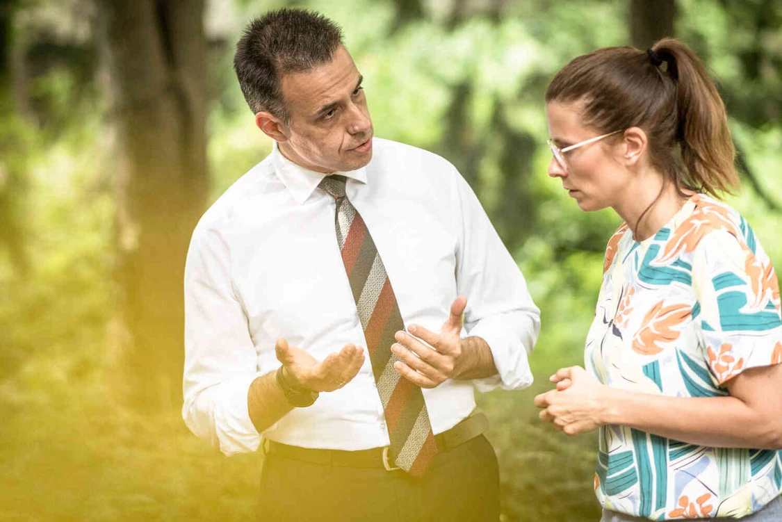 Mann spaziert und spricht mit Frau in der Natur