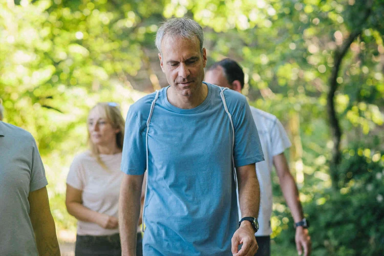 Mann spaziert in einer gruppe